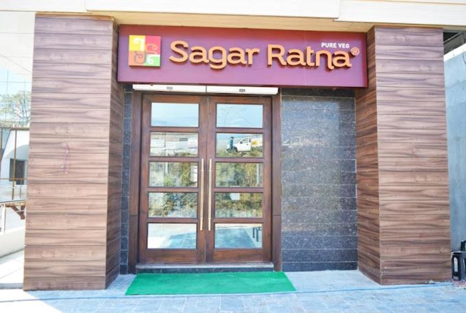 Hotel President Bharwain Bagian luar foto