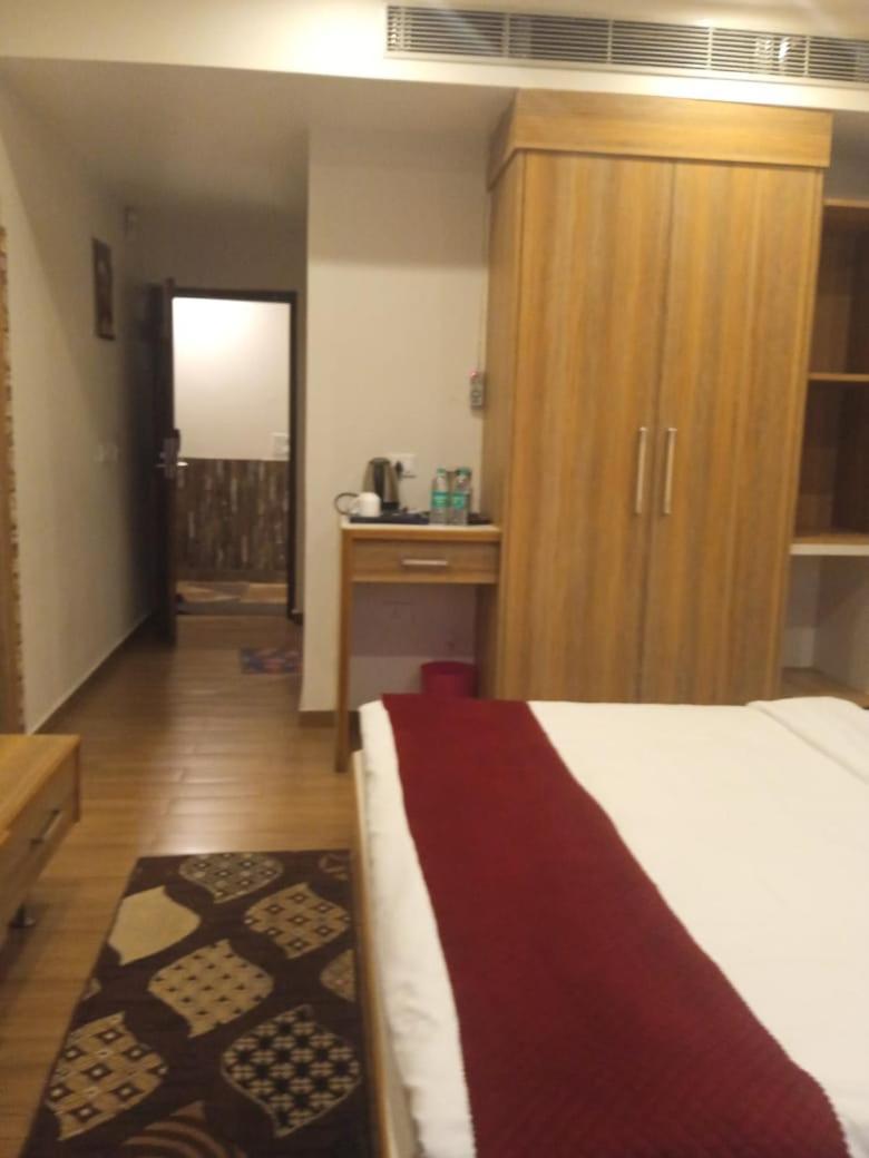 Hotel President Bharwain Bagian luar foto