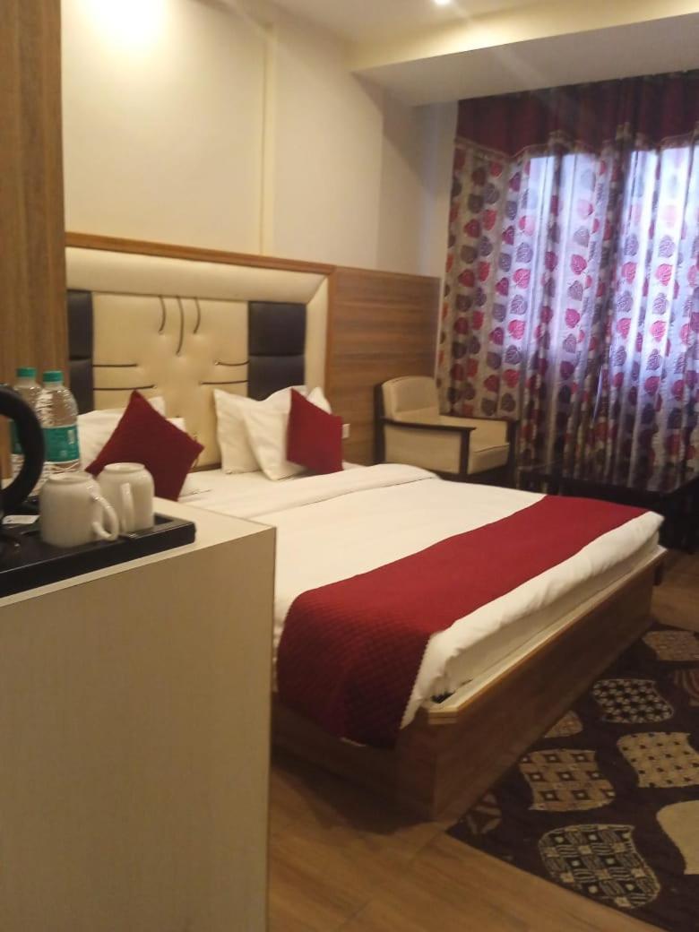 Hotel President Bharwain Bagian luar foto