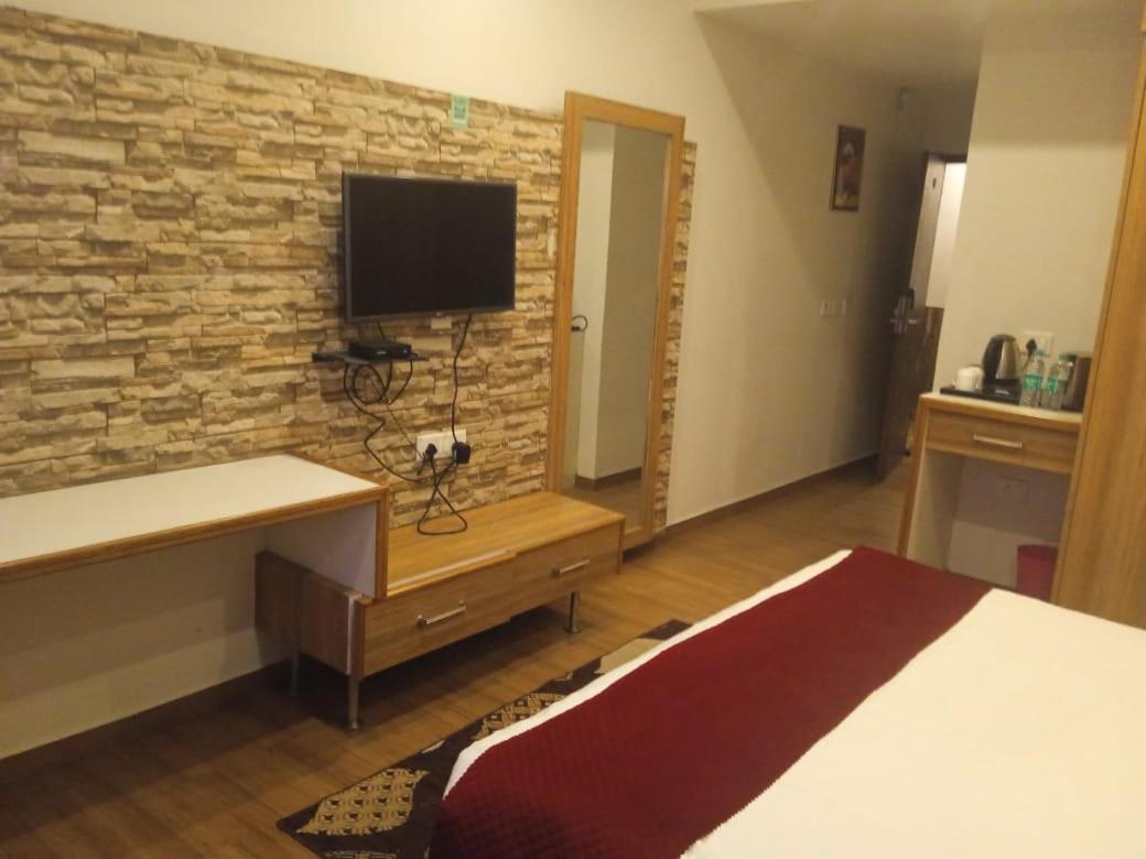 Hotel President Bharwain Bagian luar foto