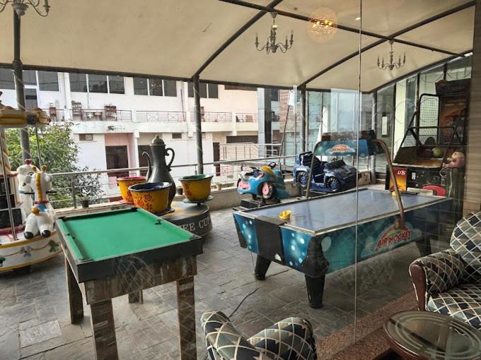 Hotel President Bharwain Bagian luar foto